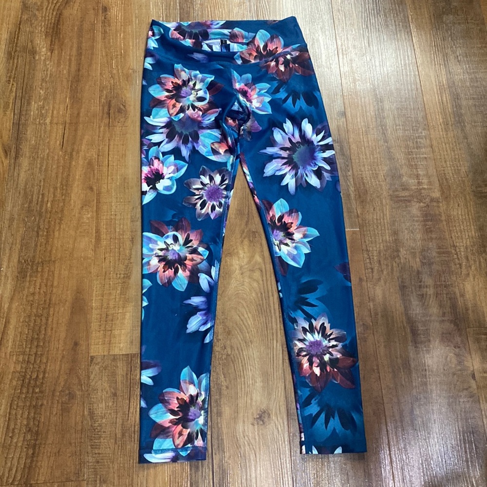 Live love dream blue floral leggings size s/m